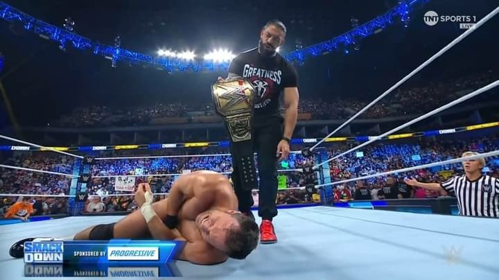 Roman Reigns takes out LA Knight | WWE SmackDown 10/13